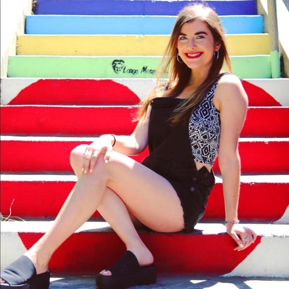 Meet your Posher, Becca - Picture 1 of 1